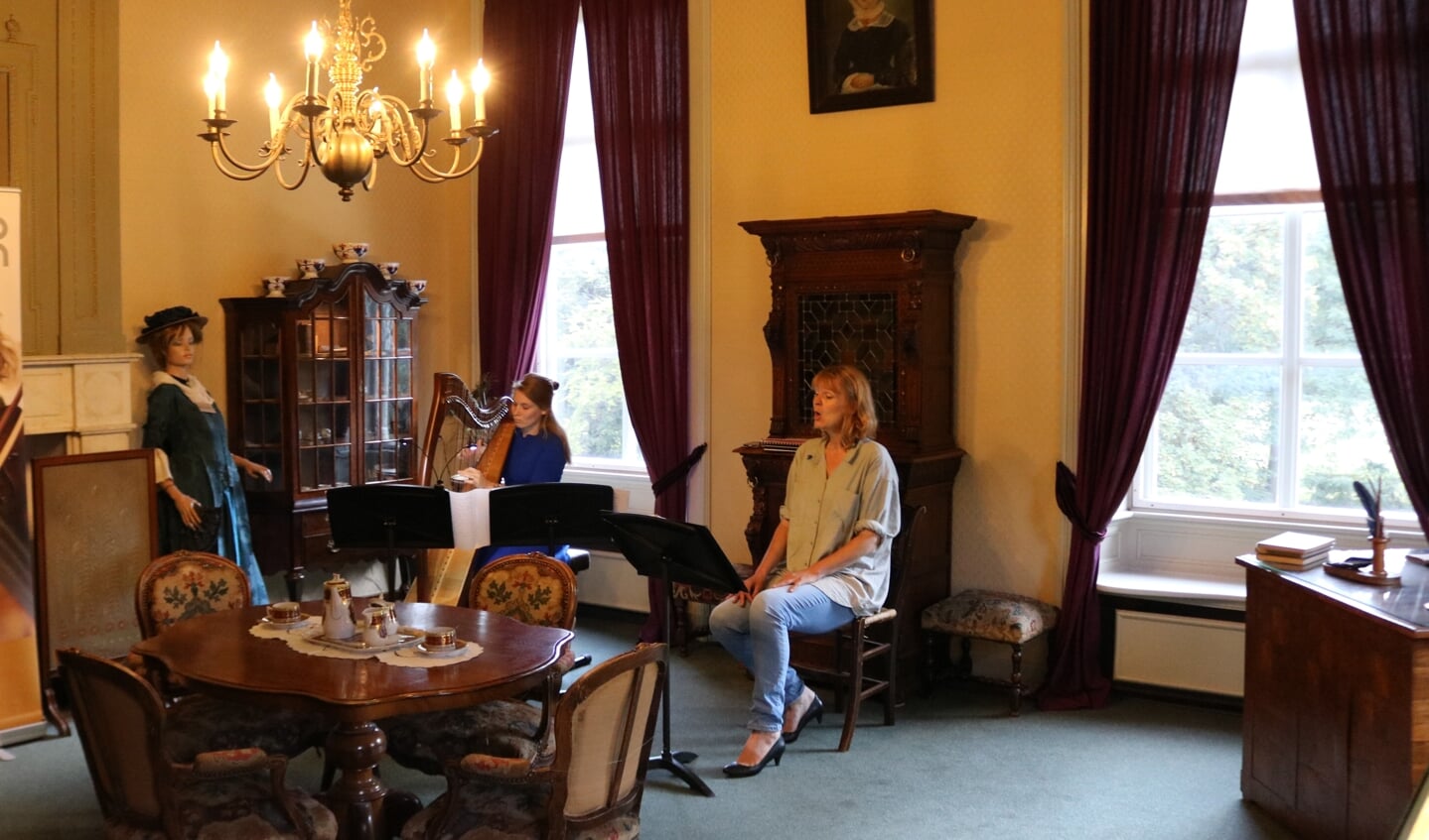 In de Pauwenkamer werd harp gespeeld en gezongen en in de kasteelhal zorgde een fluitensemble van de Muziekschool Rijssen voor stijlvolle muziek. 