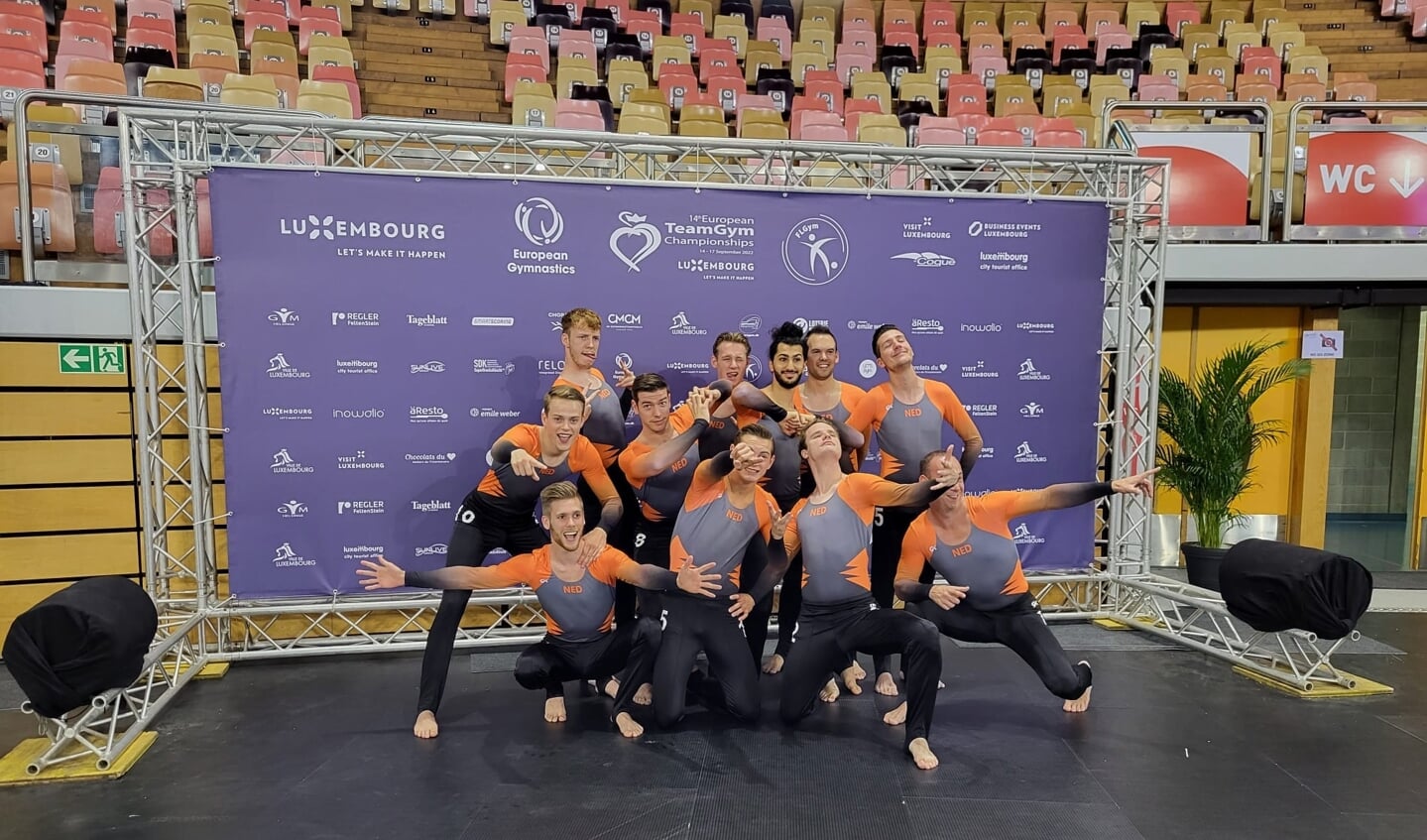 De heren laten zich lekker gaan om een ludieke teamfoto bij de perswand te maken, vóór ze aan de bak moeten. Ze hebben er duidelijk zin in!
