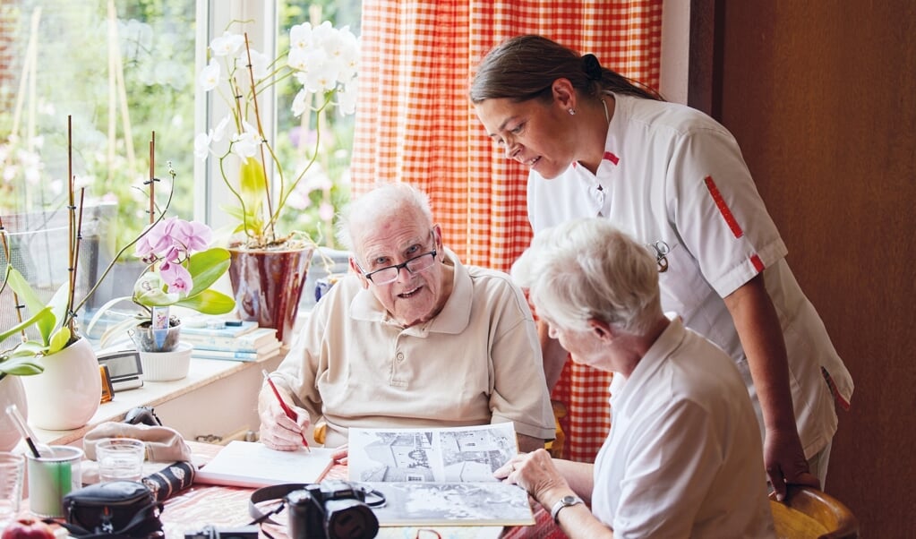 Martin Beumer aan zijn keukentafel met zijn vrouw en verpleegkundige Elly Kiewiet van ZorgAccent.