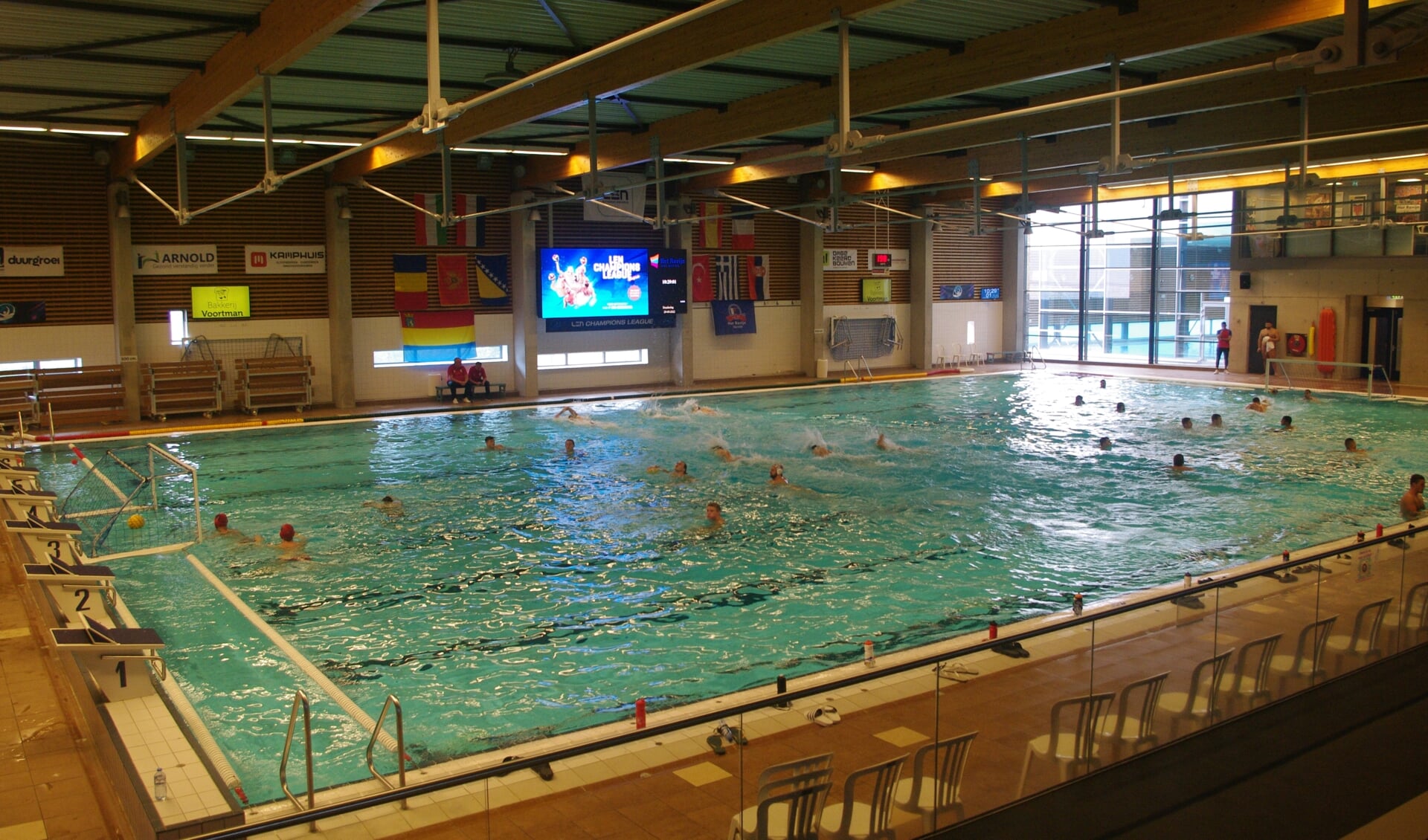 De heren van ZPC Het Ravijn trainden donderdagochtend tegelijk met hun tegenstander van die avond, Steaua Bucharest uit Roemenië.