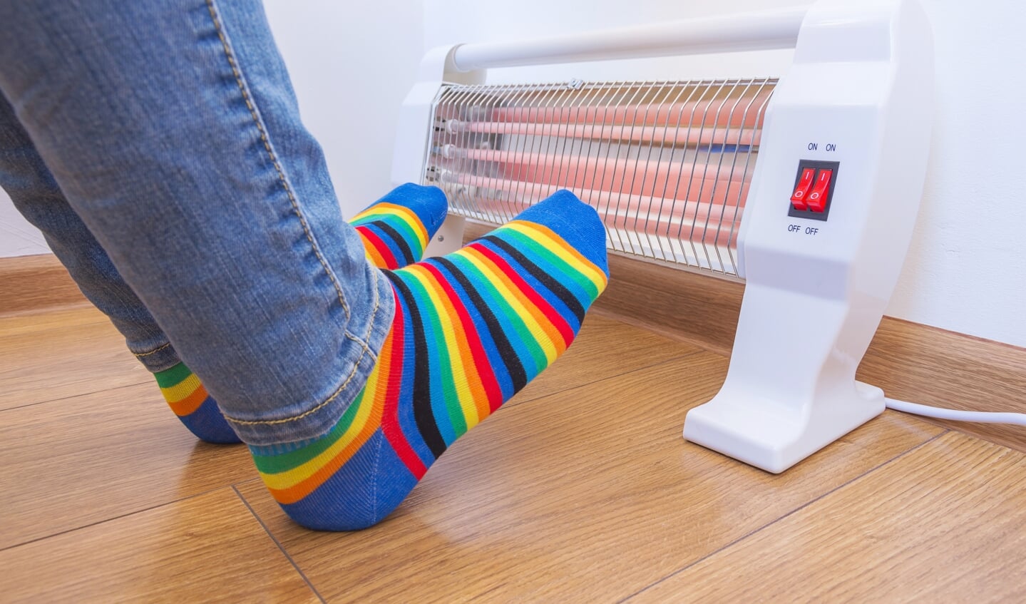 Het lichaam verliest relatief veel hitte via de voeten. Infrarood-verwarming onder het bureau en een paar goede sokken helpt tegen kou.
