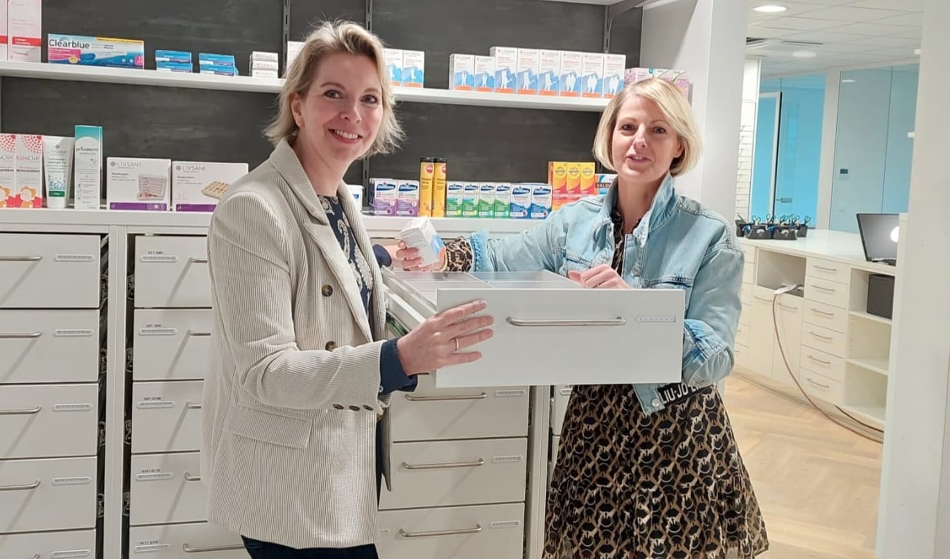 Barbara Oonk (links) en Anna-Carina ter Huurne in de nieuwe apotheek in Rijssen.