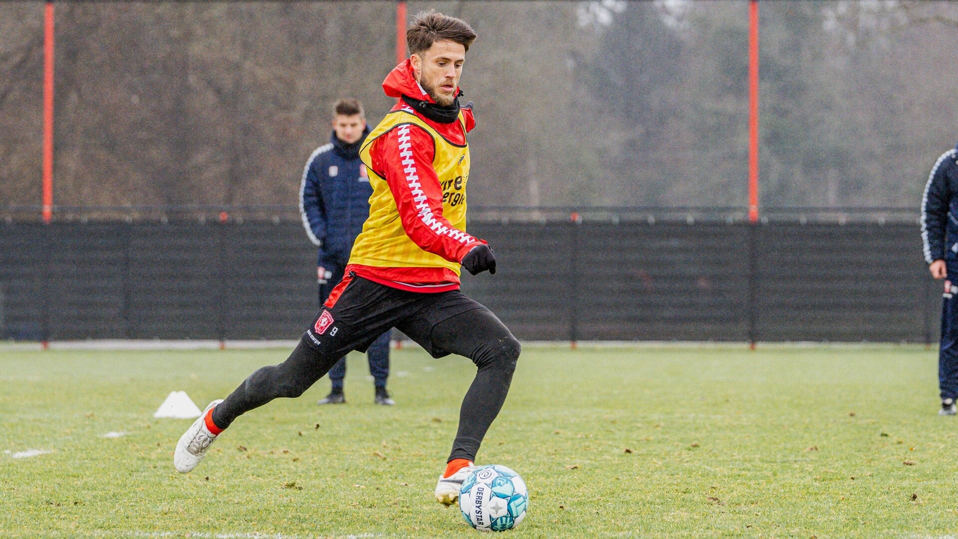 Ricly van Wolfswinkel in actie op de training. (Foto: FC Twente Media)