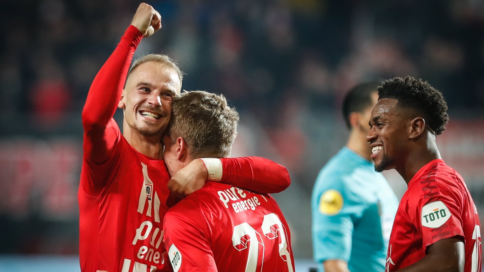 Vaclav Cerny feliciteert Michal Sadilek met zijn mooie goal tegen FC Emmen. (Foto: Bas Everhard/FC Twente Media)