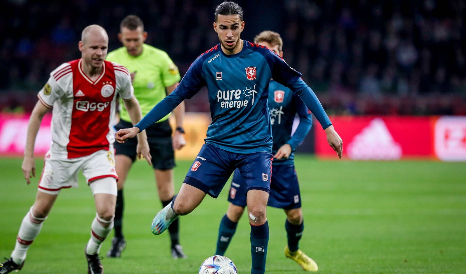 Ramiz Zerrouki aan de bal tegen Ajax. (Foto: Bas Everhard/FC Twente Media)