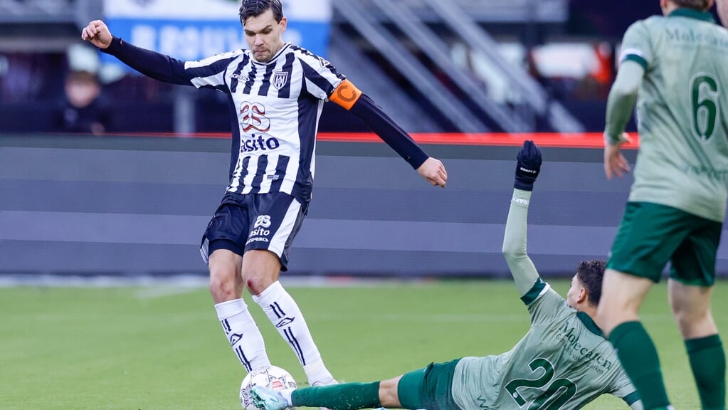 Justin Hoogma in actie tegen PEC Zwolle. (Foto: Nesimages/Michael Bulder)
