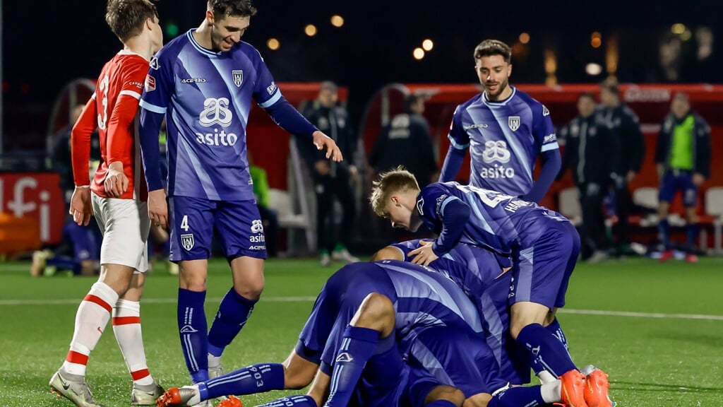 Heracles viert de 0-1 van Rigino Cicilia tegen Jong AZ. (Foto: Michael Bulder/NES Images)