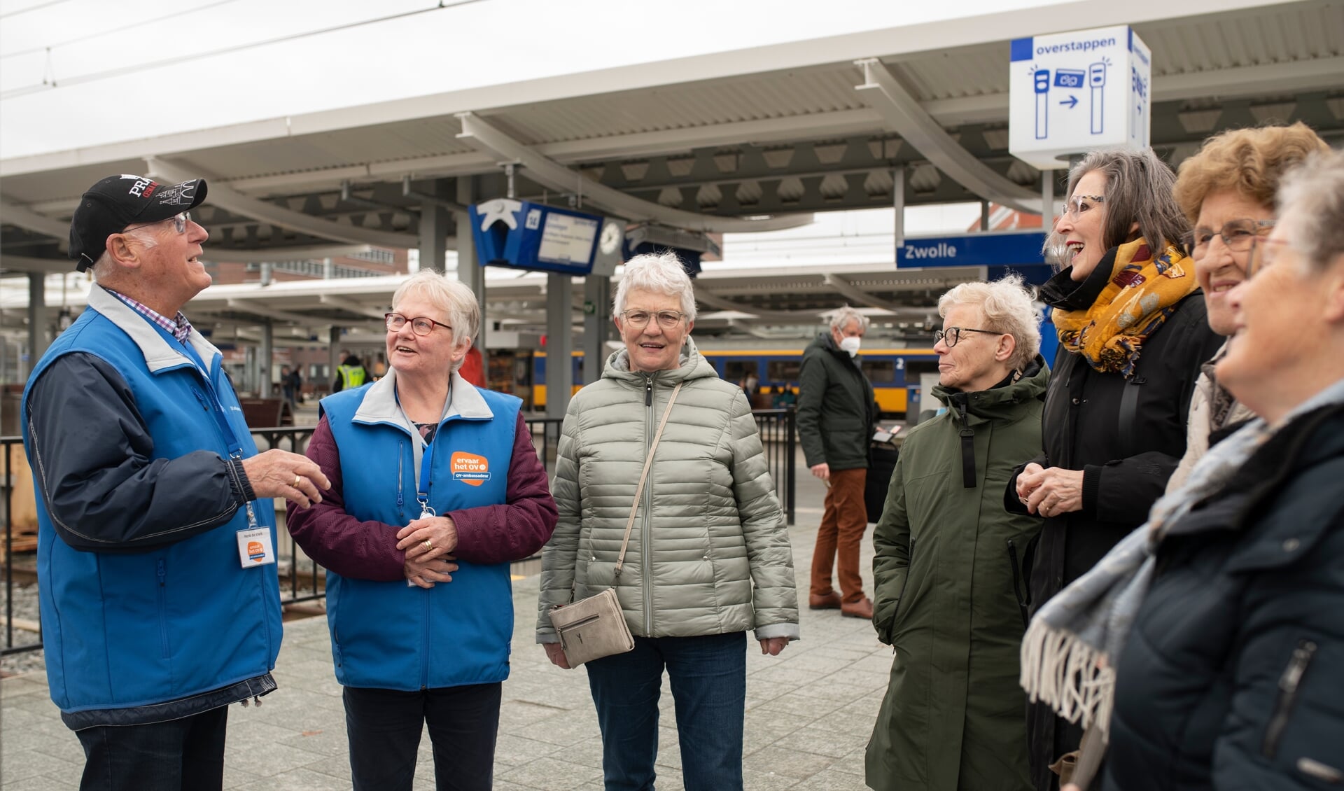 fotoreportage van OV Ambassadeurs iop en rond het station Zwolle