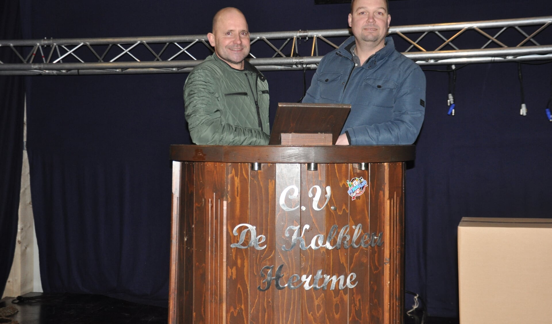 Penningmeester Jasper Lucas (l) en voorzitter Dennis te Dam van De Kolkleu nemen voor de foto even plaats in de katheder