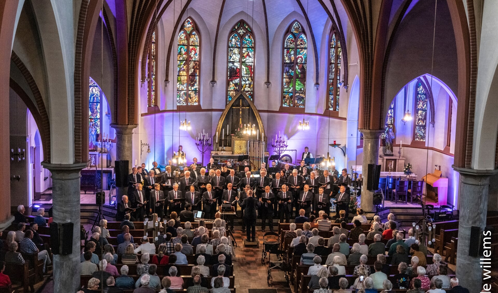 Concert Onder de Toren van het Nijverdals Mannenkoor en muziekvereniging KSW in de St. Antonius van Paduakerk, mei 2022.
