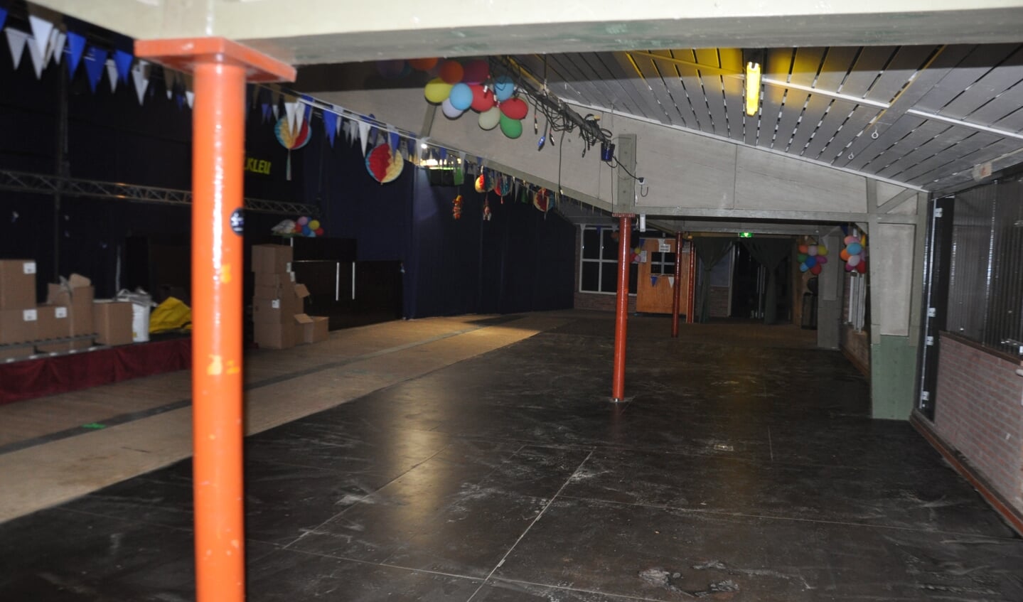 Een blik op de nu nog grotendeels lege ruimte waar straks het carnaval gevierd gaat worden