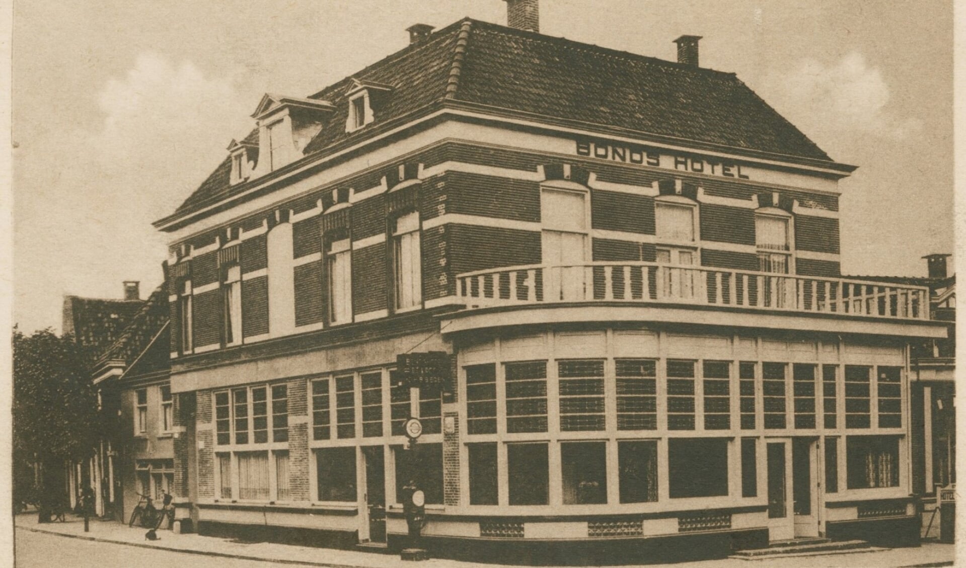 Bondshotel de Kroon in 1935 waar nu weer nieuwbouw zal komen op de hoek Haarstraat-Boomkamp.