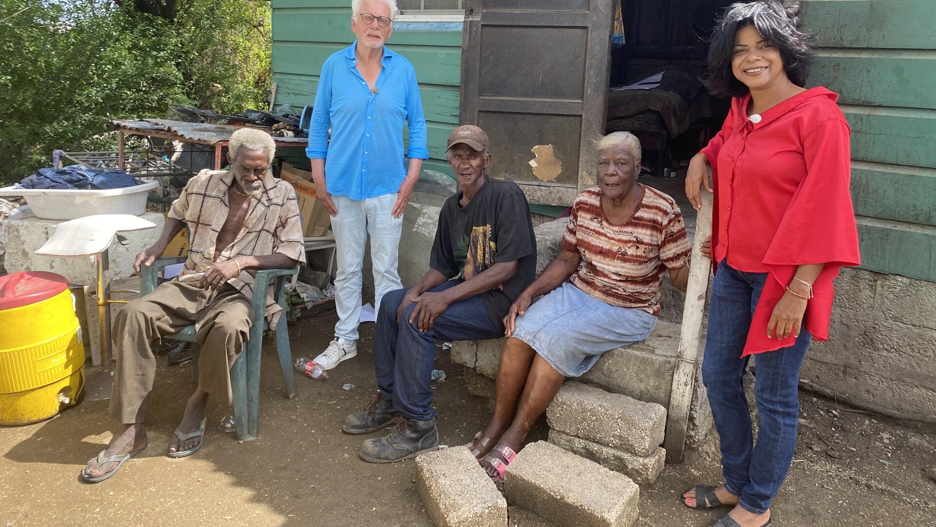 Curaçao vlnr Franklin, Jan Slagter, Rolando, Maria, hulpverlener Giselle