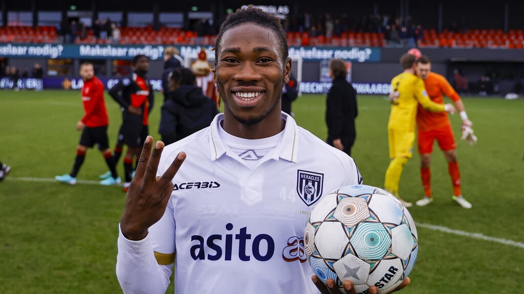 Mohamed Sankoh viert zijn hattrick in Almere. (Foto: Nesimages/Michael Bulder)