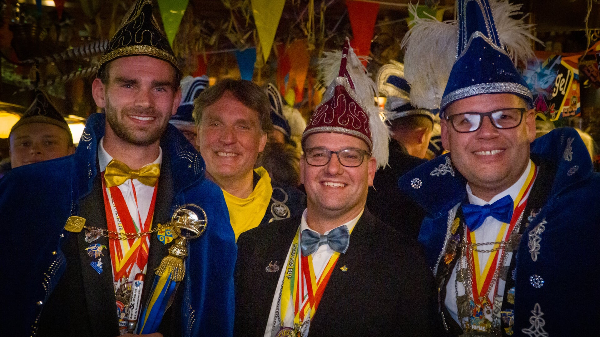 Ze zijn er weer! Prinsen Lorenzo (De Ketelaars), Gerton (De Sükkewottels) en Björn (De Gagelkealtjes) openden samen met burgemeester Jorrit Eijbersen en een kroeg vol carnavalvierders het carnavalsseizoen.