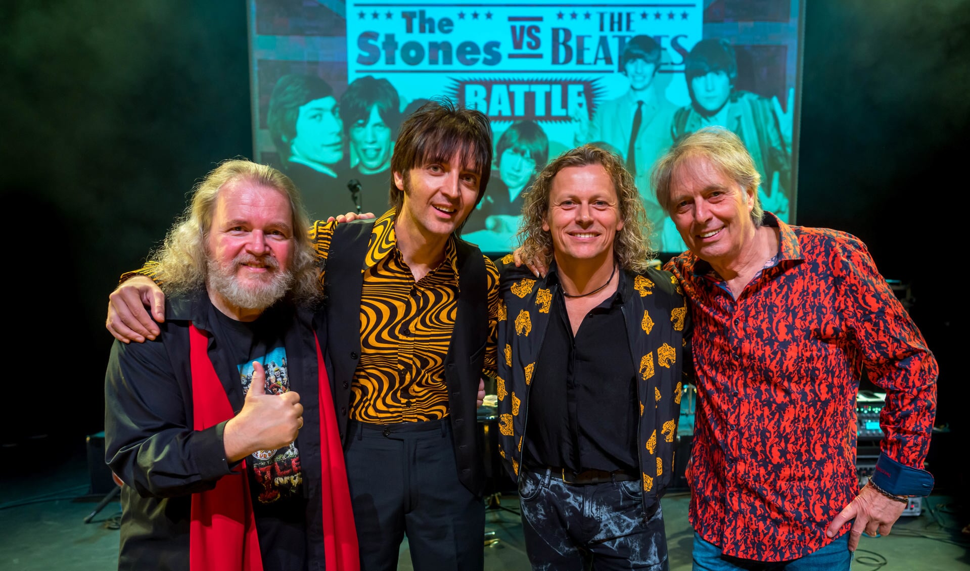 Edward Reekers, Emanuele Angeletti, Syb van der Ploeg en Harry Sacksioni gaan met elkaar battlen: The Beatles vs The Stones.