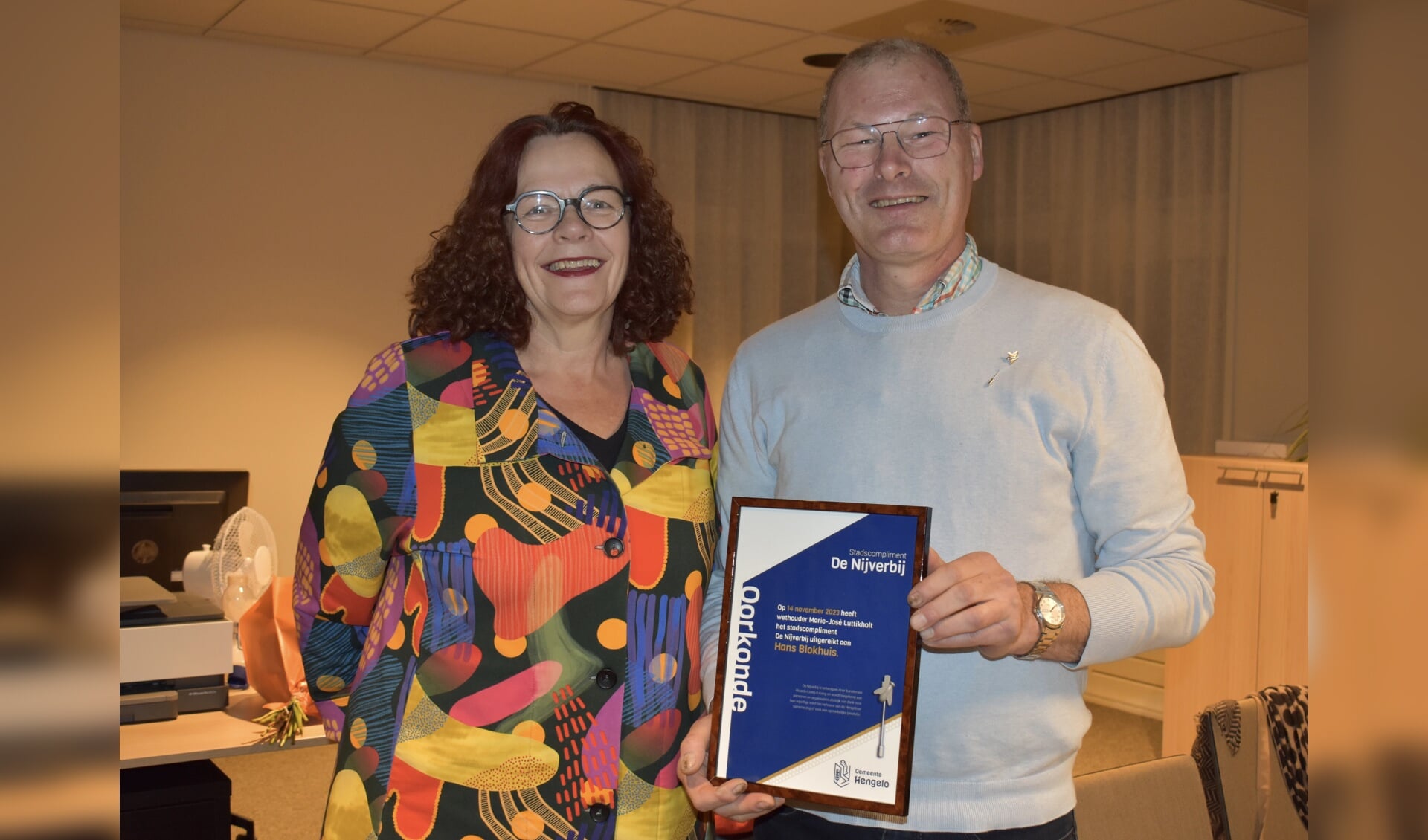 Wethouder Marie-José Luttikholt en Hans Blokhuis met de oorkonde. Foto: Christel Löwenthal. 