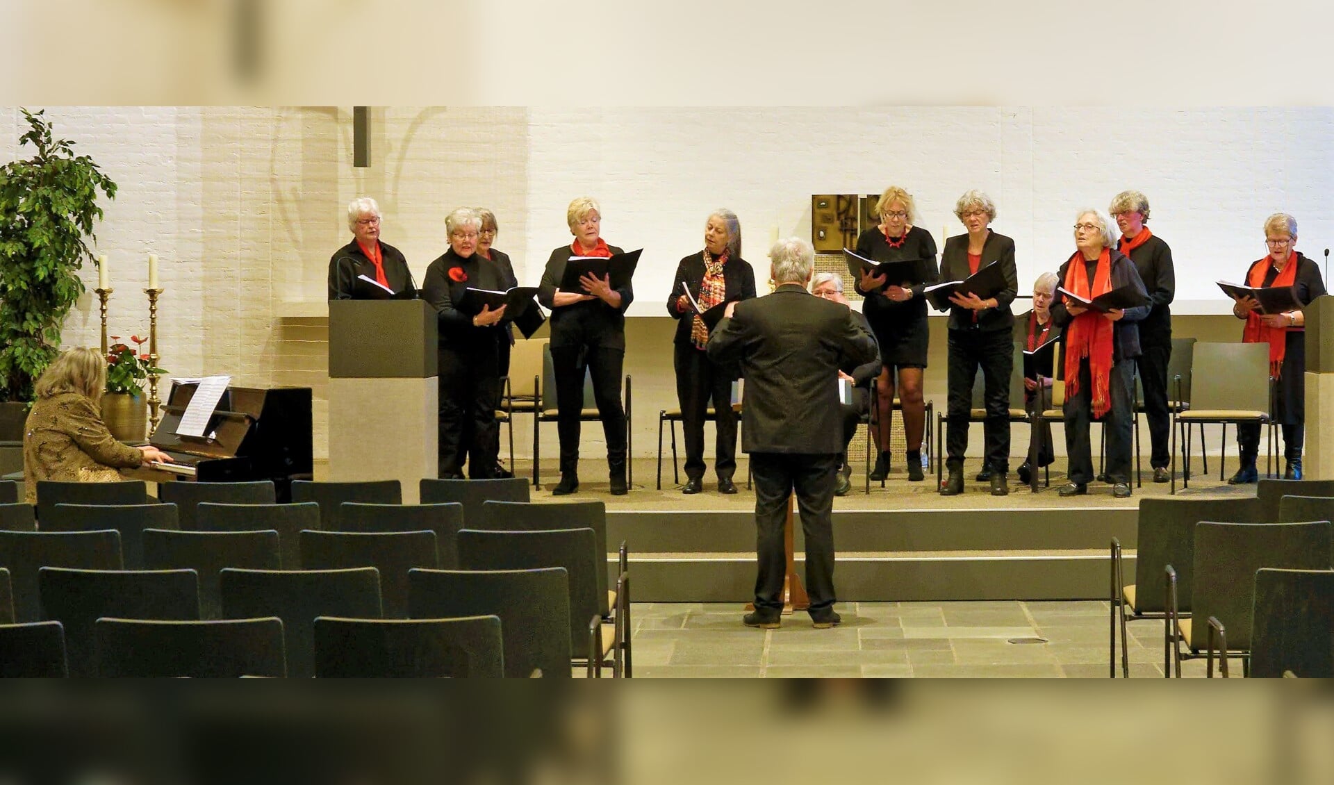 De vrouwen van Zanggroep Nivon Hengelo oefenen voor het concert. Foto: Arleen Olsman.