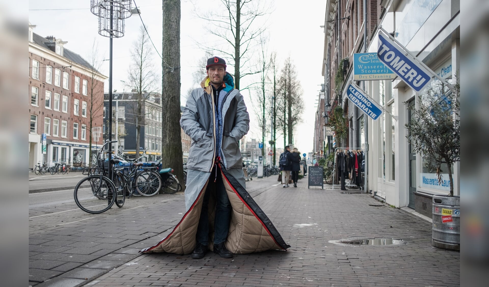 Een man met een sheltersuit op straat. Foto: PR. . 