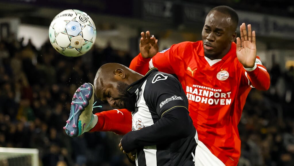 Jetro Willems wordt belaagd door Jordan Teze. (Foto Nesimages/Michael Bulder)