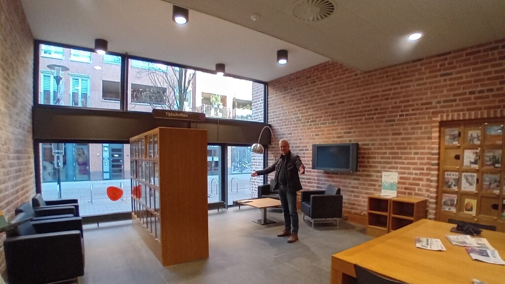 Etzel duidt aan waar de nieuwe HOi-studio gaat komen. Een glazen wand scheidt de studio van de bibliotheek, maar geeft bezoekers wel de gelegenheid te kijken hoe een uitzending wordt gemaakt.
