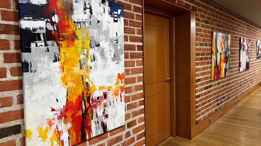 Schilderij van Julia Joosen dat momenteel te zien is in Huis voor Cultuur en Bestuur.