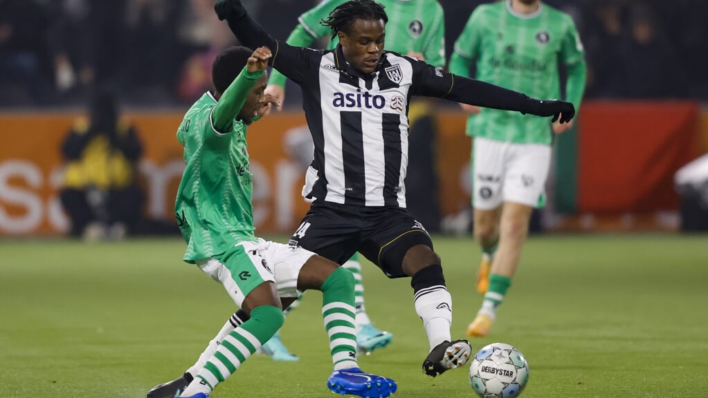 Abed Nankishi aan de bal tegen Sparta Rotterdam, in duel met Djevencio van der Kust. (Foto: Michael Bulder/NES Images)