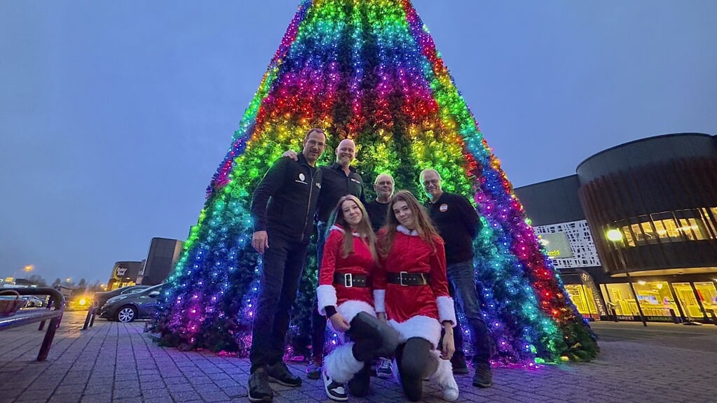 De mooiste en grootste kerstboom staat op Woonboulevard Almelo, aldus Juliette Vrijhoeven.