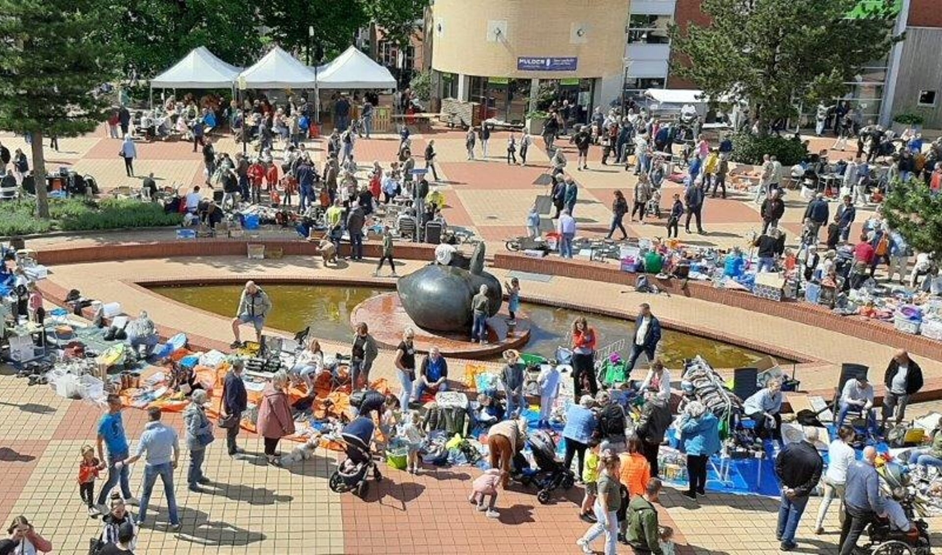 Gezellige drukte in de Kruidenwijk tijdens de Pinkstermarkt, een van de activiteiten die de wijkvereniging organiseert.