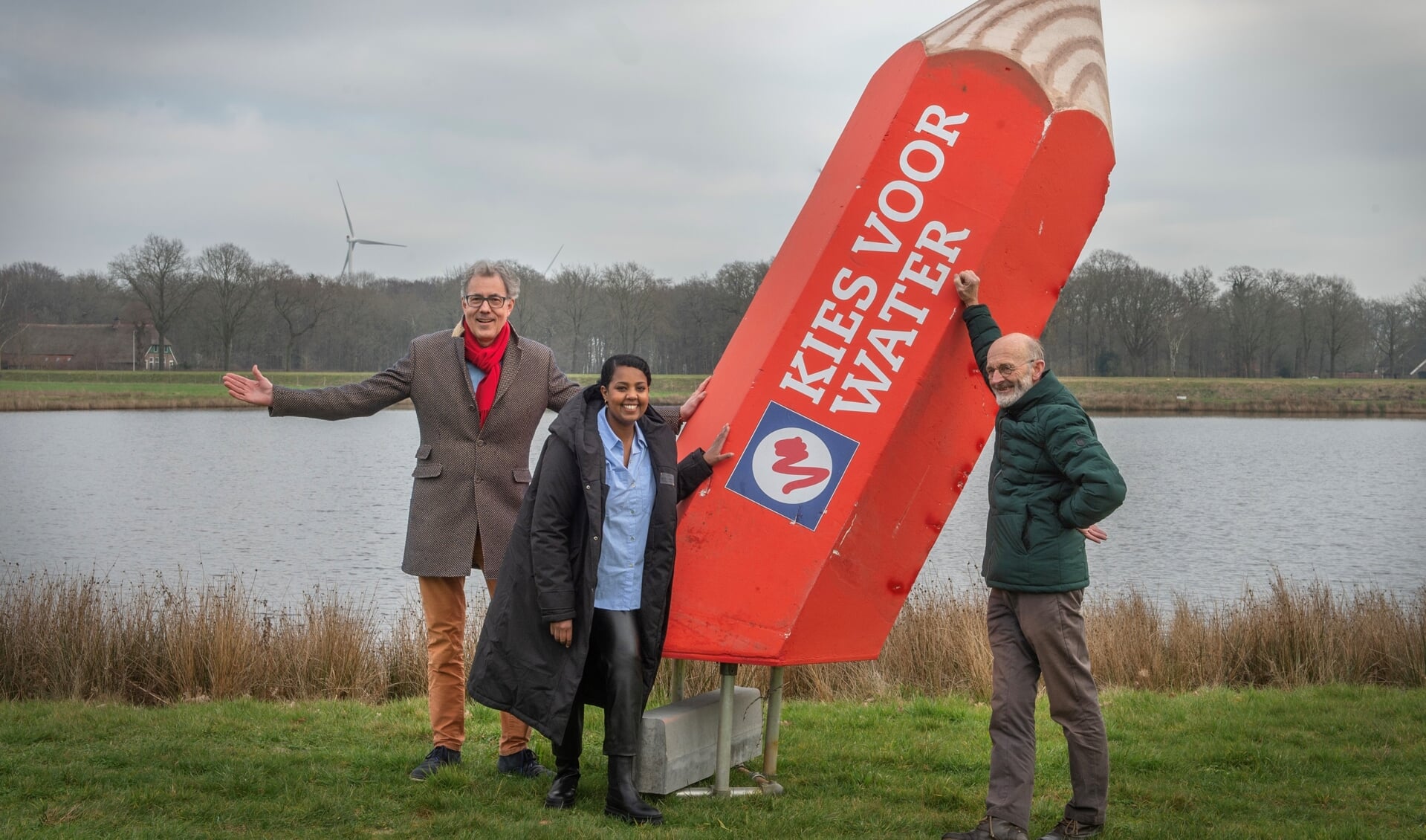 Samen met Faduma Yussuf en Barend van Zadelhoff geeft Stefan Kuks het startsein voor de waterschapsverkiezingen. (Foto: Jan Anninga).