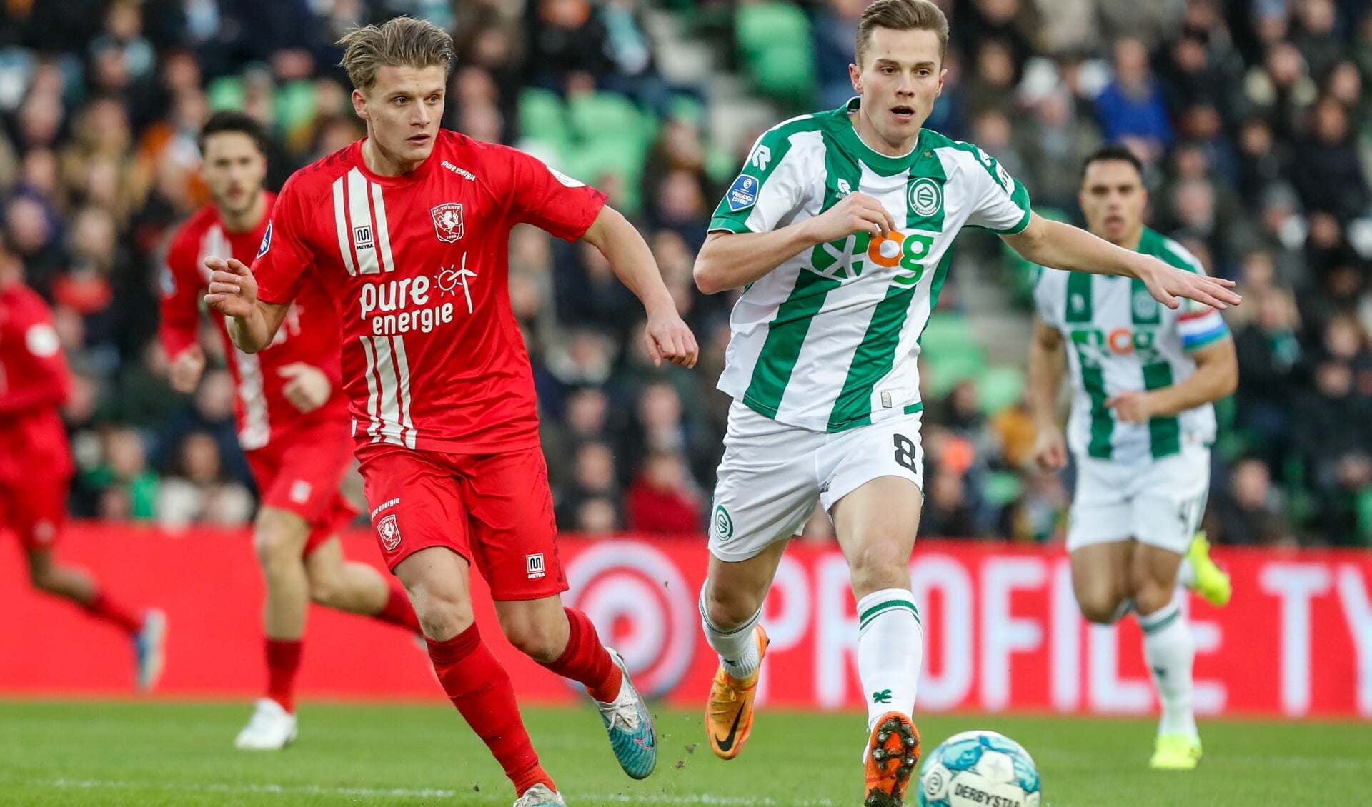 Sem Steijn in duel met Johan Hove. (Foto: Bas Everhard/FC Twente Media)