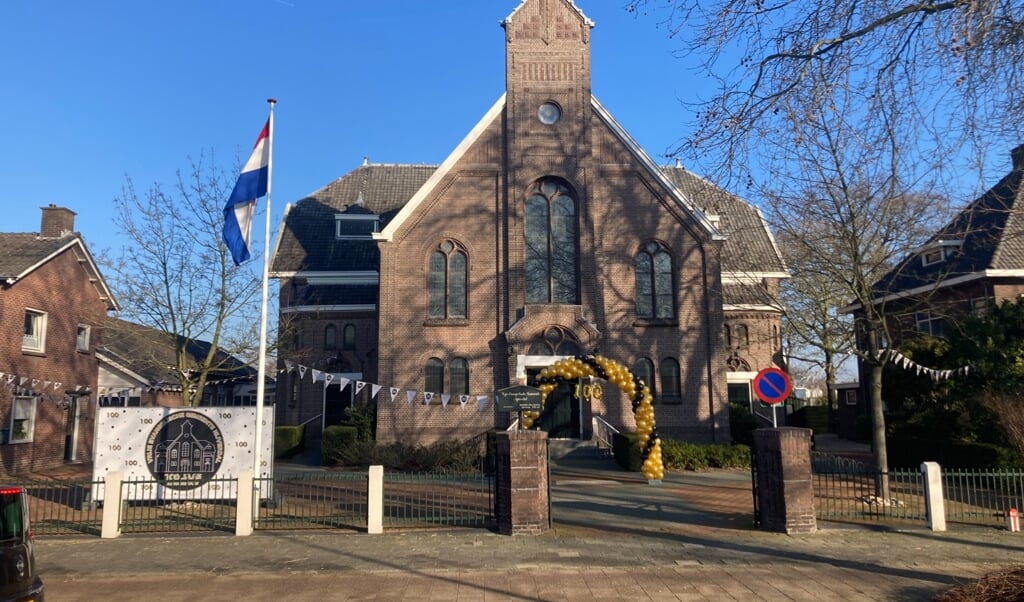 Het kerkgebouw van de Vrije Evangelische Gemeente aan de Grotestraat is vrolijk versierd ter ere van het 100-jarig bestaan.