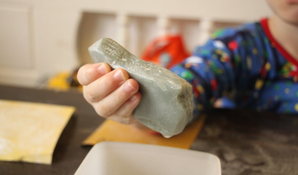 Tijdens de workshop leren kinderen welke vormen er allemaal verborgen zitten in de stenen en gaan ze zelf aan de slag om een eigen steen te vormen. (Foto: ZINiN)