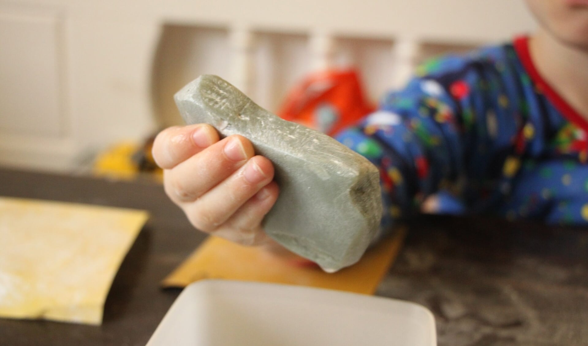Tijdens de workshop leren kinderen welke vormen er allemaal verborgen zitten in de stenen en gaan ze zelf aan de slag om een eigen steen te vormen. (Foto: ZINiN)
