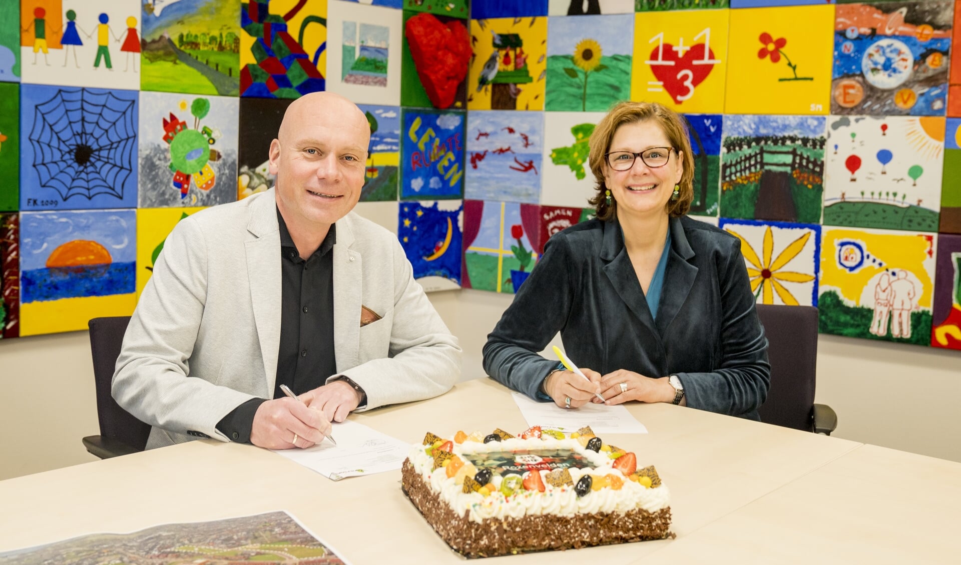 ondertekening koopovereenkomst door Tonita Garritsen (directeur-bestuurder Viverion) en Hans ter Steege (algemeen directeur Ter Steege Bouw Vastgoed) (foto: Karin Keesmaat).