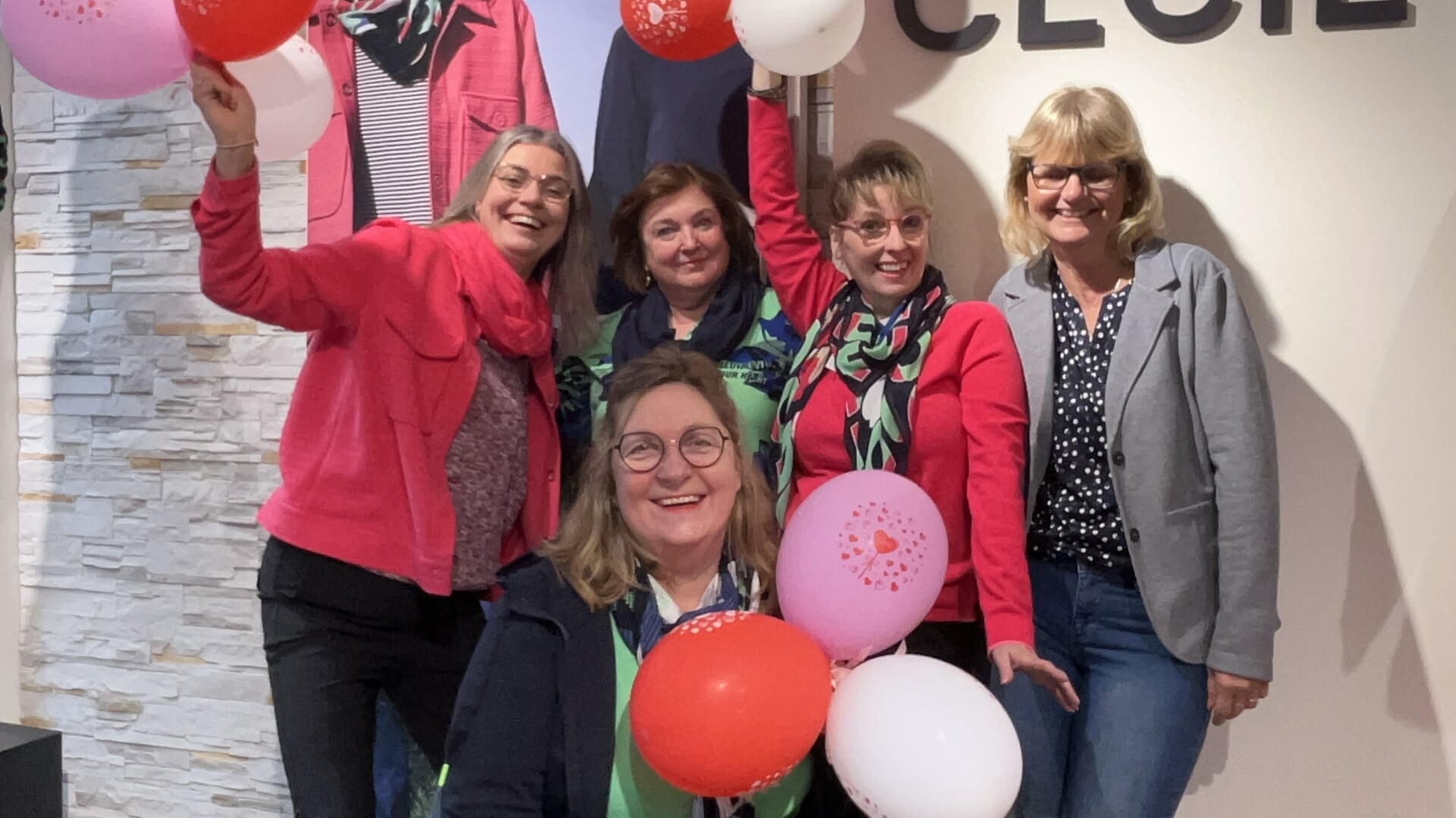Het enthousiaste team van CECIL Store Enschede: Petra, Anne, Charlotte, Lily en Herma.