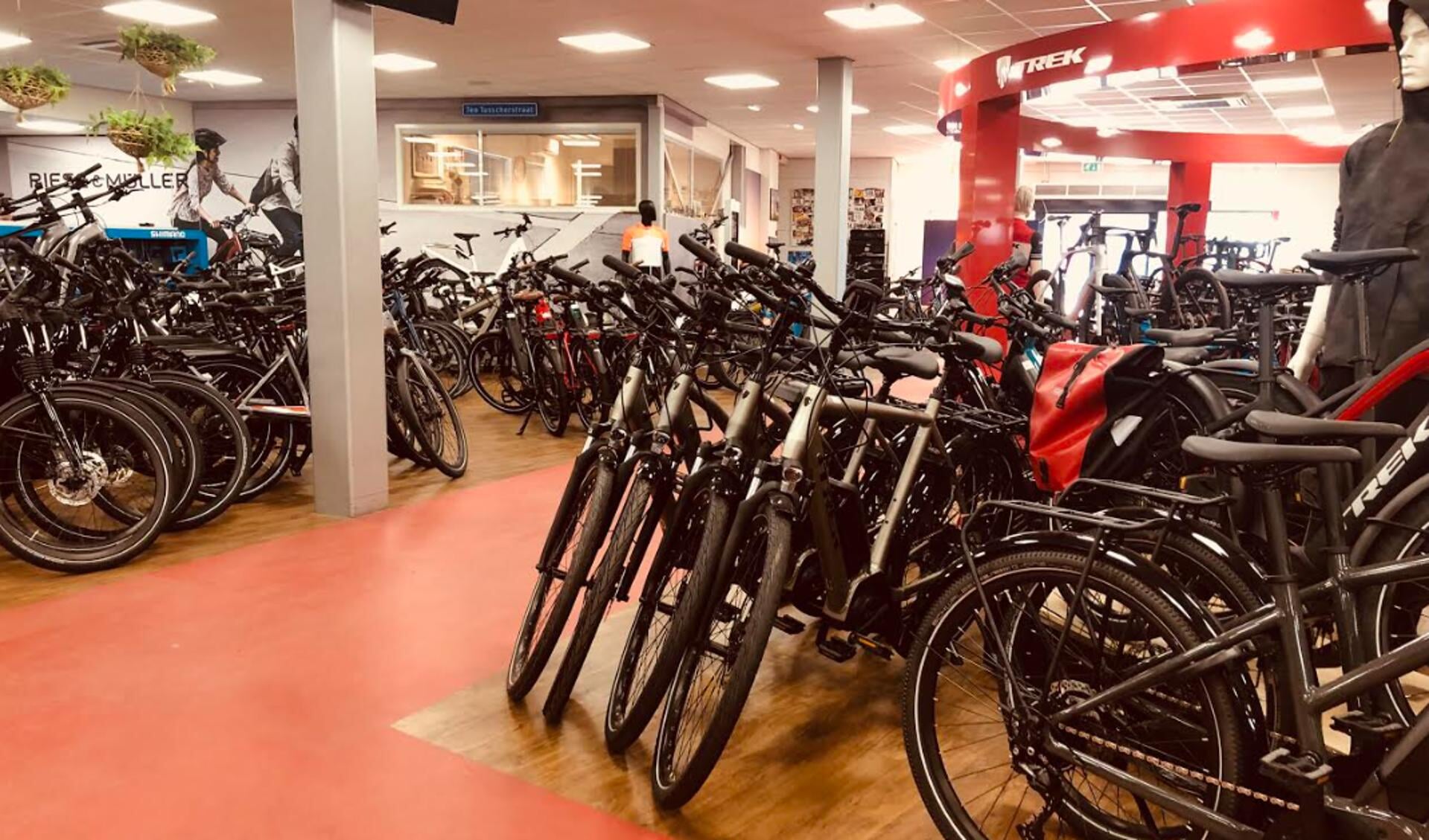 De e-bikes van Trek kunnen bij Fietsenwinkel Ten Tusscher worden getest. 