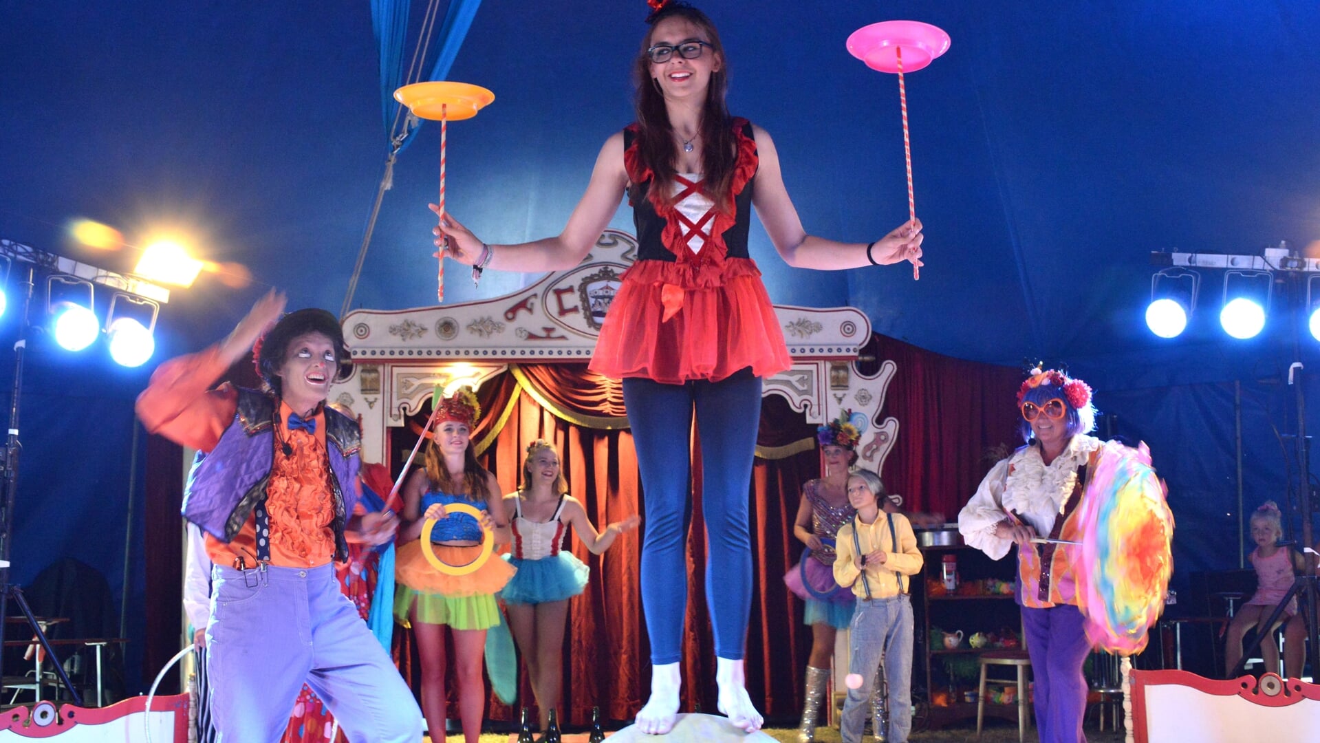 Circus Events uit Amsterdam laat zijn kunsten zien bij de Circus Braderie.