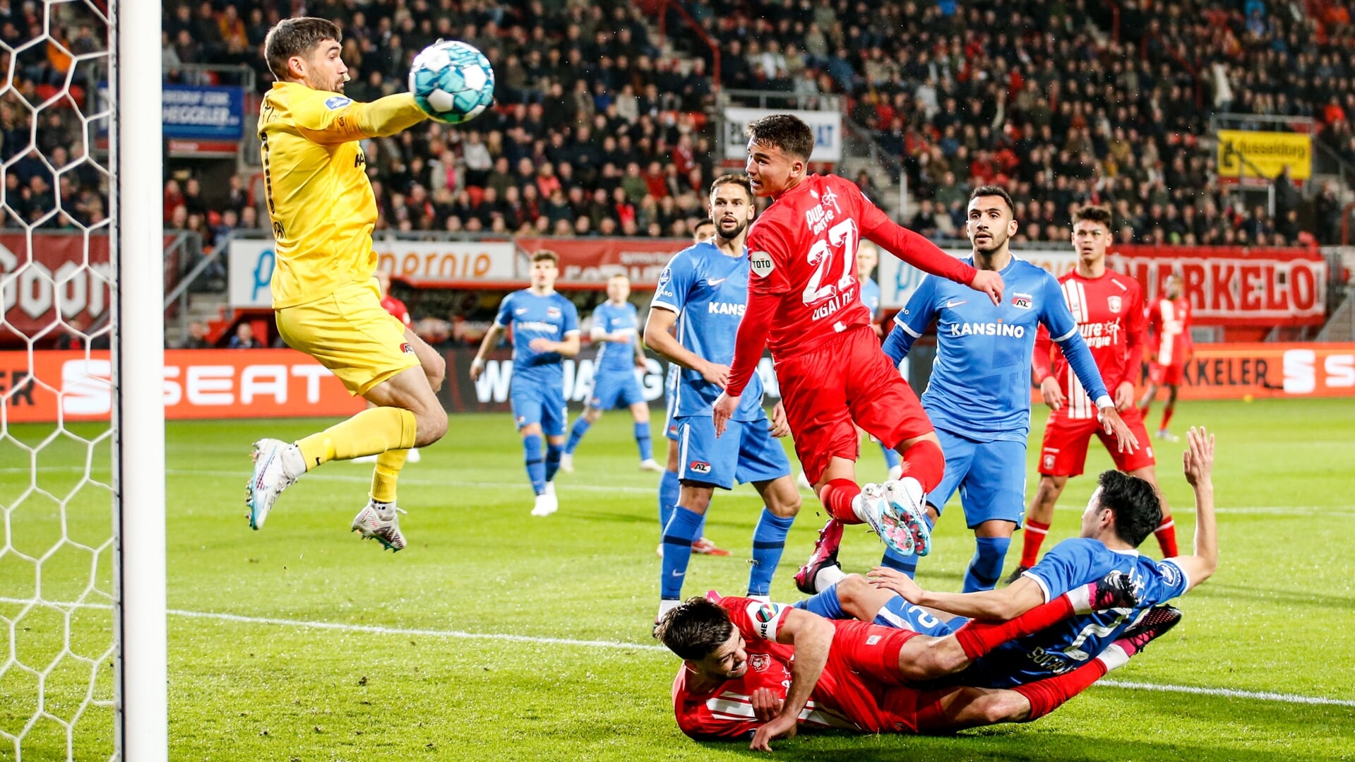 Manfred Ugalde kopt de 2-0 binnen tegen AZ. (Foto: Bas Everhard/FC Twente Media)