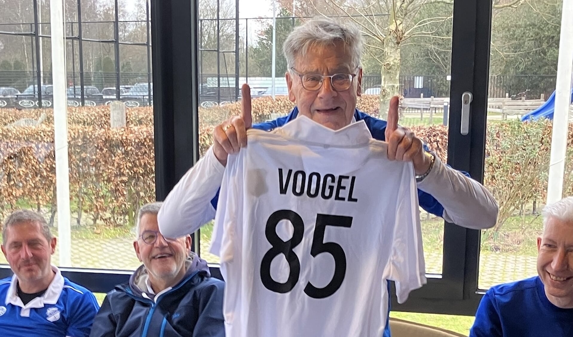 Wim Voogel heeft een mooi shirt gekregen van zijn medespelers. (Foto: MHC Almelo)