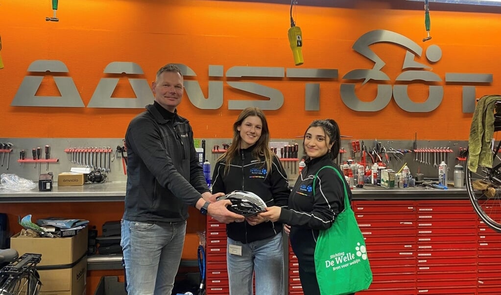 Fietsenmaker Aanstoot sponsort fietshelmen voor de fietslessen voor nieuwkomers in Nederland van Azerin en Ghisan. 