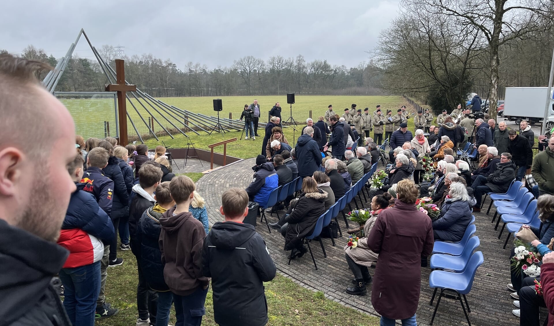 De genodigden maken zich op voor de kranslegging bij het monument. Op de voorste rij Roelf Wolterink en Comitélid Dianne Pas en de wethouders De Koff en Wessels.