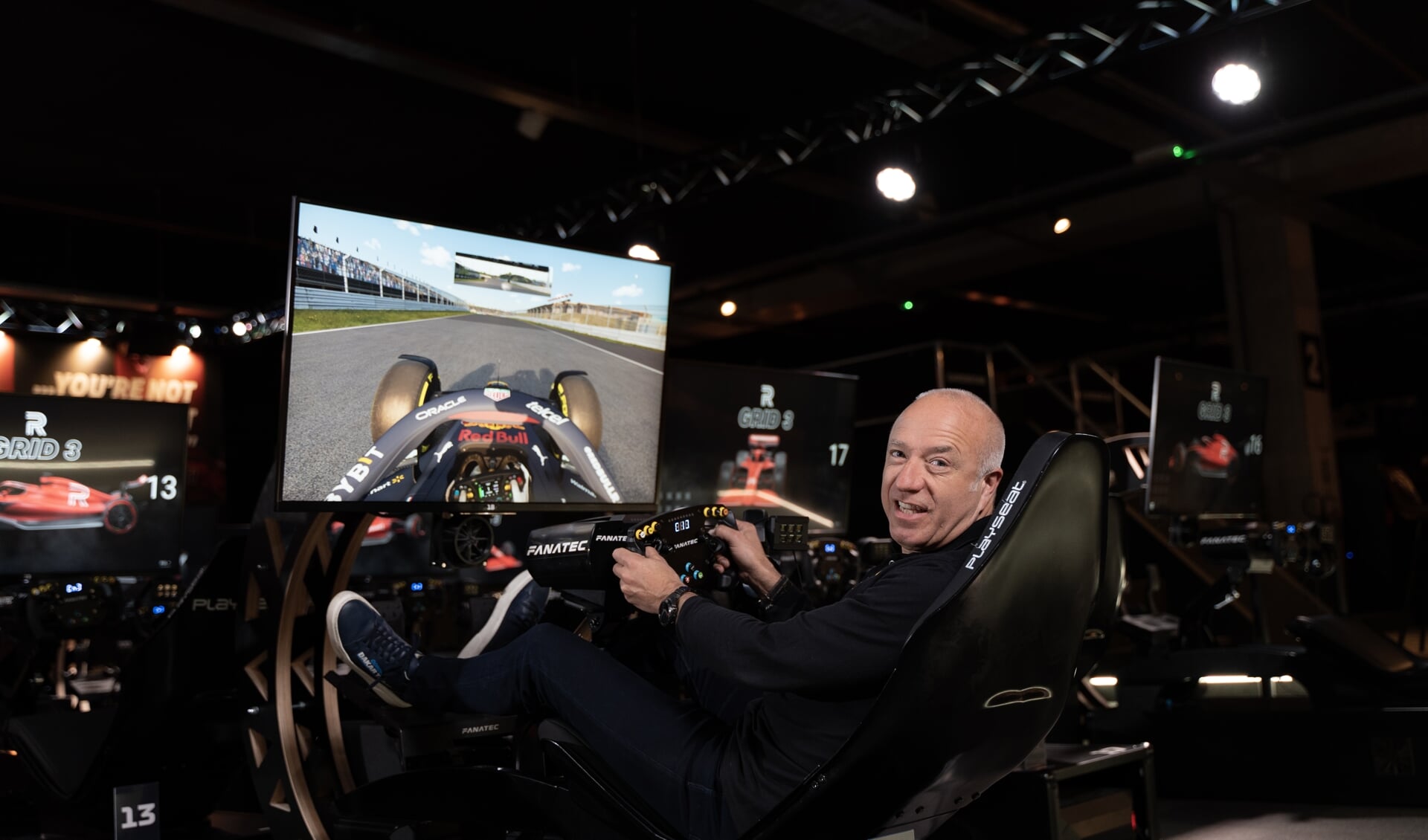 Tom Coronel in de racesimulator. Beter Bed Almelo vraag aandacht voor de Internationale Dag van de Slaap.