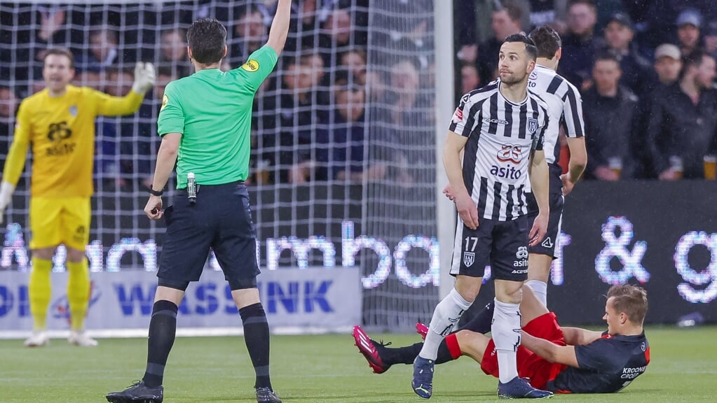 Thomas Bruns krijgt geel van arbiter Erwin Blank tijdens Heracles - Almere City. (Foto: Michael Bulder/NES Images)