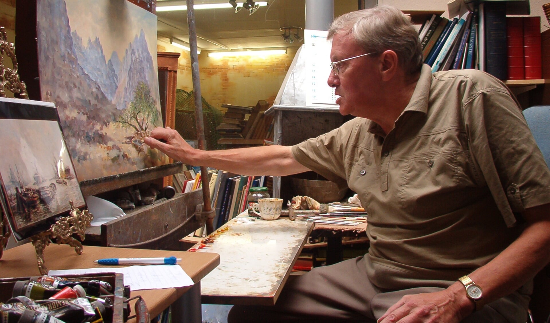 Albert Wessels in 2006 aan het werk met een landschap in zijn atelier aan de Turfweg.