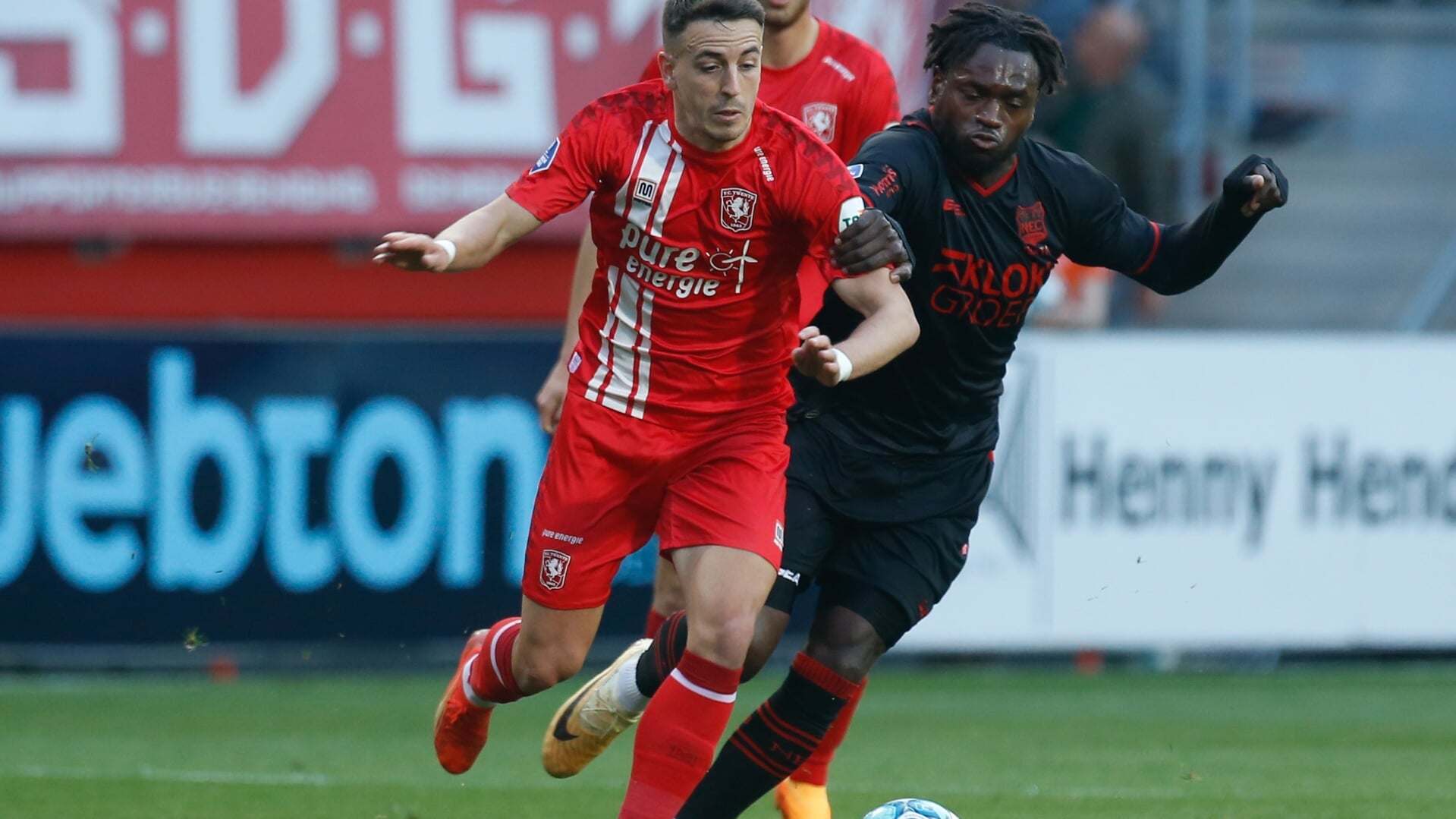Julio Pleguezuelo in actie in de wedstrijd tegen NEC (Foto: Bas Everhard/FC Twente Media)