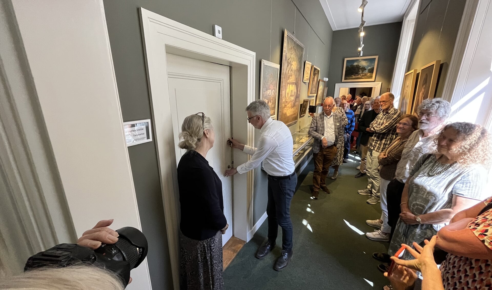 Conservator Jacques Dane van het Nationaal Onderwijsmuseum Dordrecht opent de expositie over Van de Hulst in de wisselzaal van het kasteel. Links exposant Annemarie Fokker.