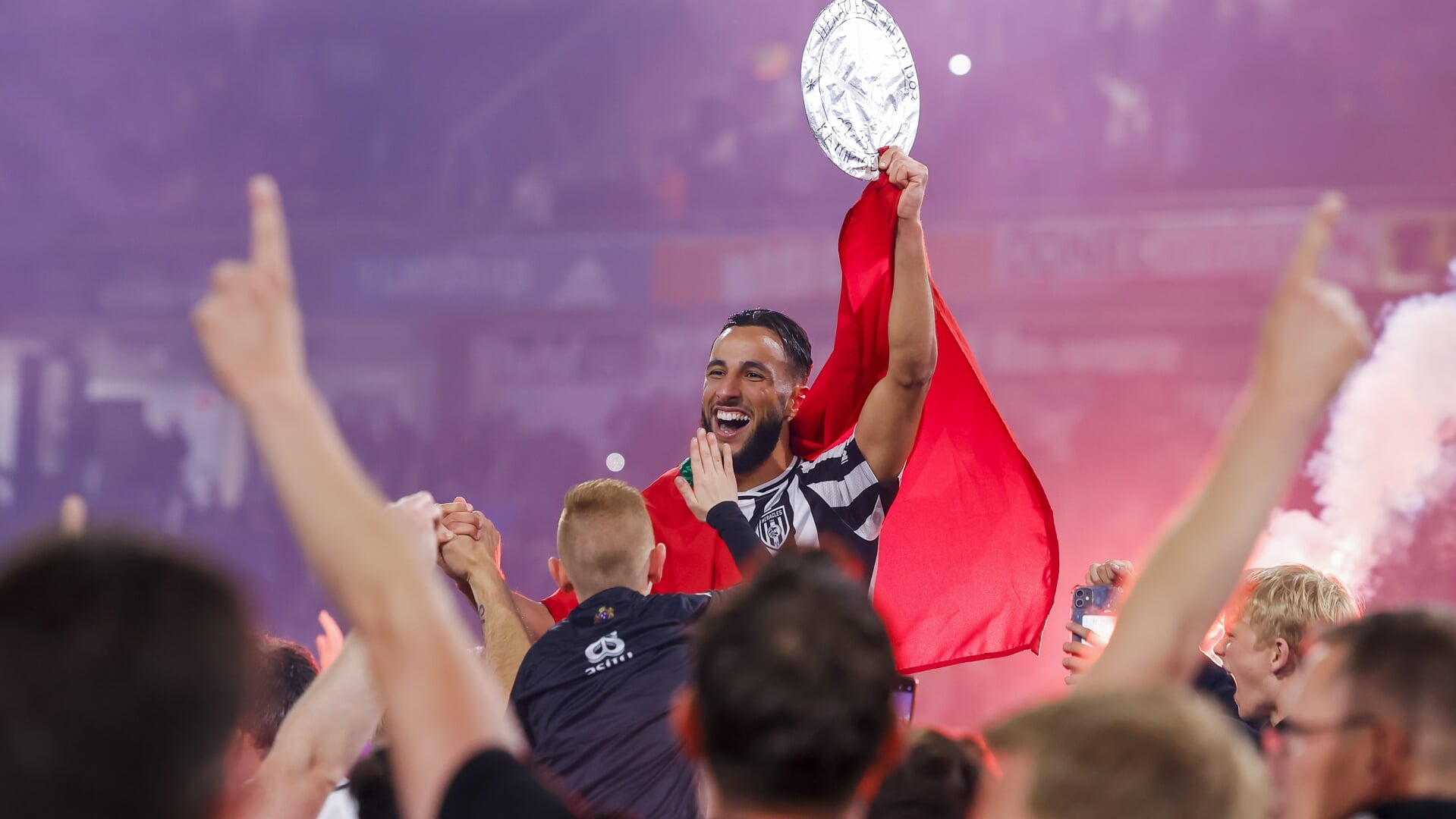 Ismail Azzaoui en de fans vieren feest. Heracles is kampioen. (Foto: Michael Bulder/NES Images)