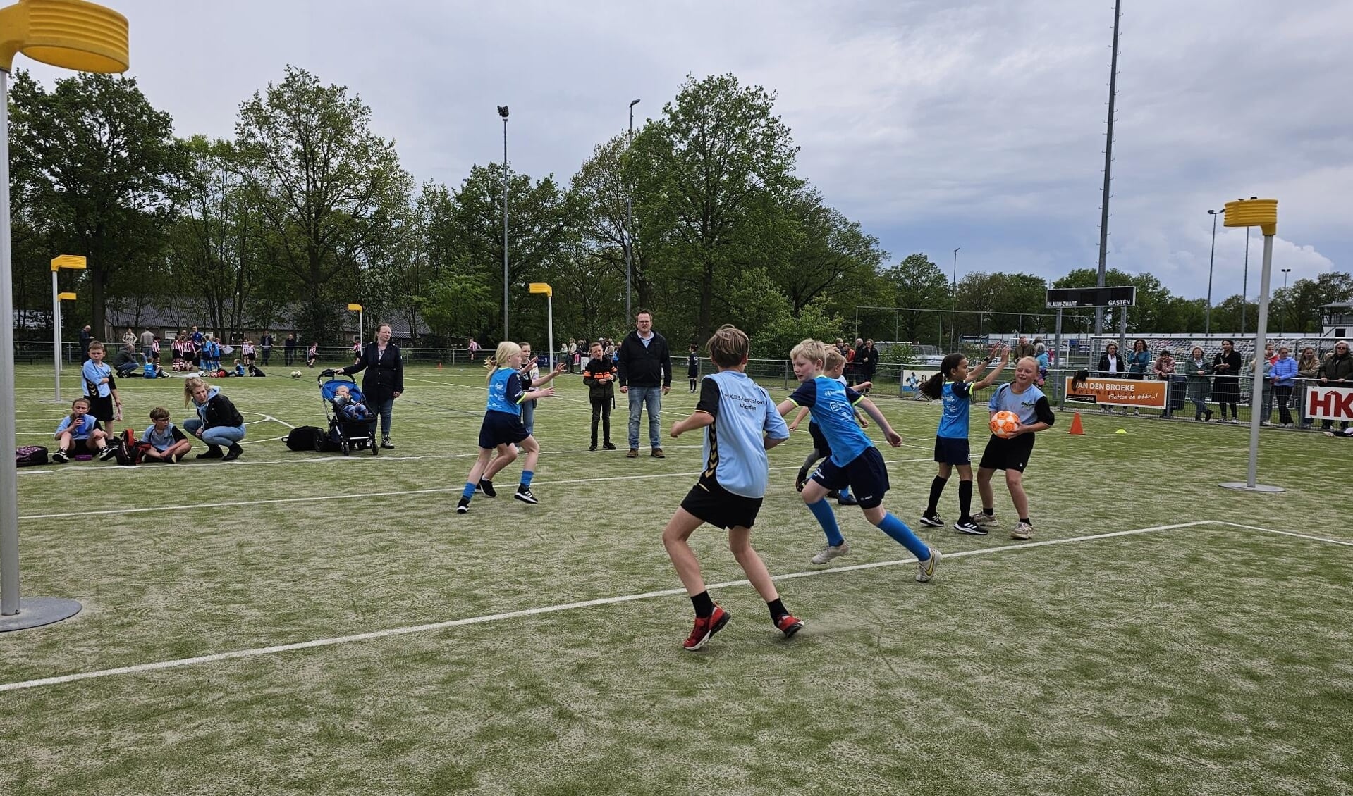 Het schoolkorfbaltoernooi vond op 10 en 11 mei plaats bij Blauw Zwart in Wierden.