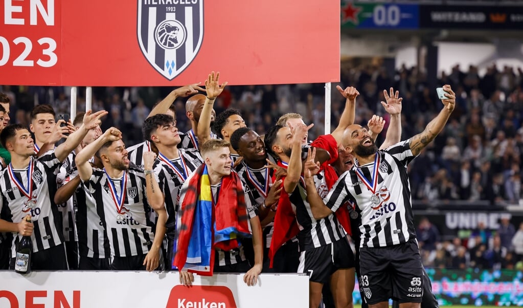 19-05-2023: Sport: Heracles v Jong Ajax

ALMELO, NETHERLANDS - MAY 19: de spelers van Heracles worden gehuldigd during the match Keukenkampioendivisie Heracles Almelo and Jong Ajax at Erve Asito on May 19, 2023 in Almelo, Netherlands (Photo by Nesimages/Michael Bulder/NES Images)